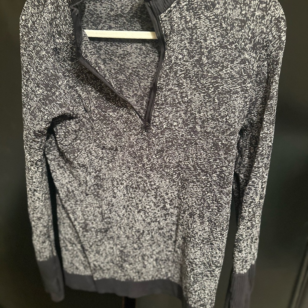 Lulu Black and White fitted athletic wear Pullover— great base layer